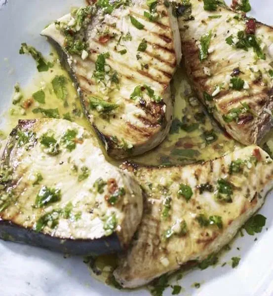Poisson grillé aux herbes — Poisson du jour saisi au barbecue, citron vert et herbes fraîches.