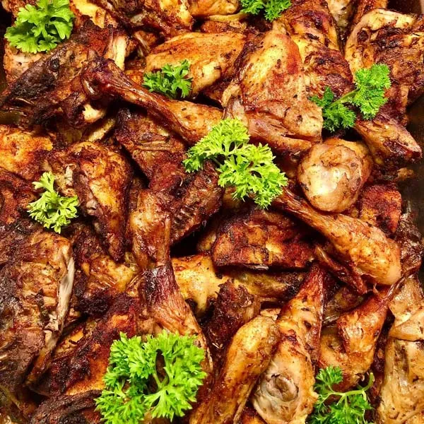 Carry poulet — Poulet mijoté au curcuma, oignons et thym du jardin, servi avec son riz.